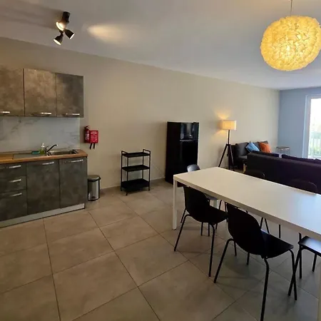 아파트 Spacious 3 Bedroom In *